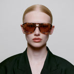 Frauen Model trägt A.Kjærbede Sonnenbrille Kaya KL2316 in der Farbe Coquina