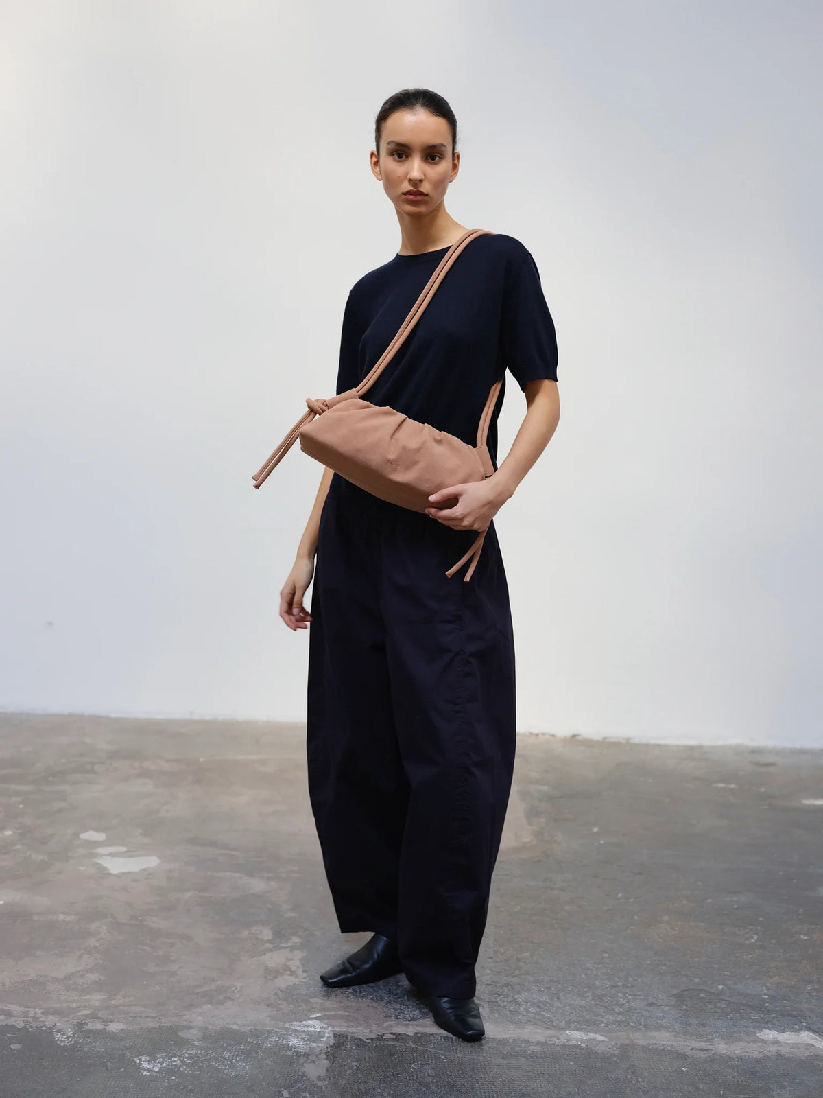 ÖLEND Dumpling Bag Suede - dust pink