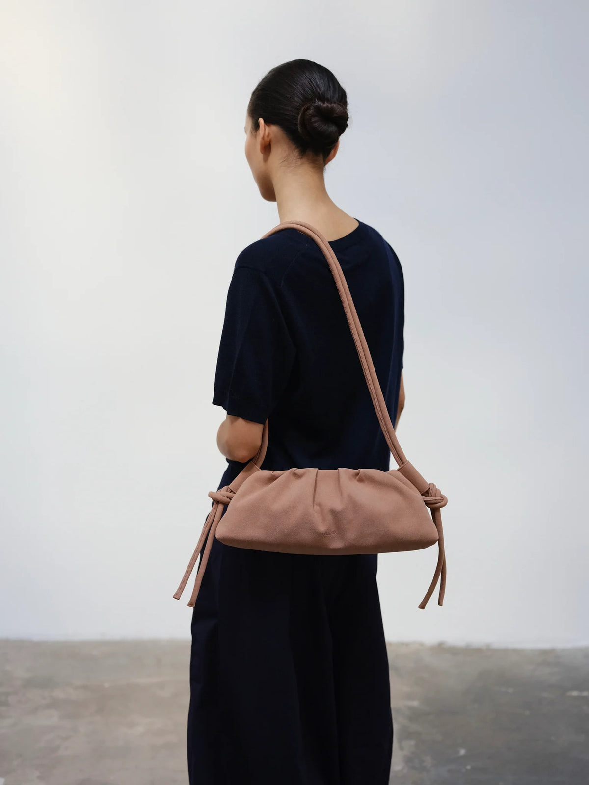 ÖLEND Dumpling Bag Suede - dust pink