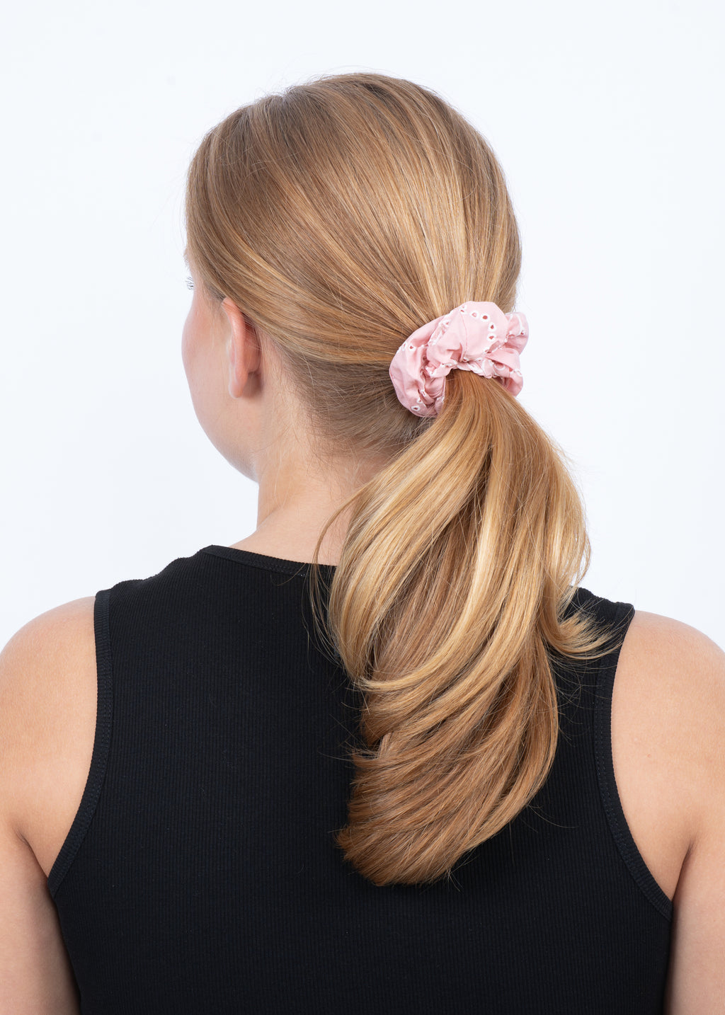 SUI AVA Floral Broderie Scrunchie - strawberry